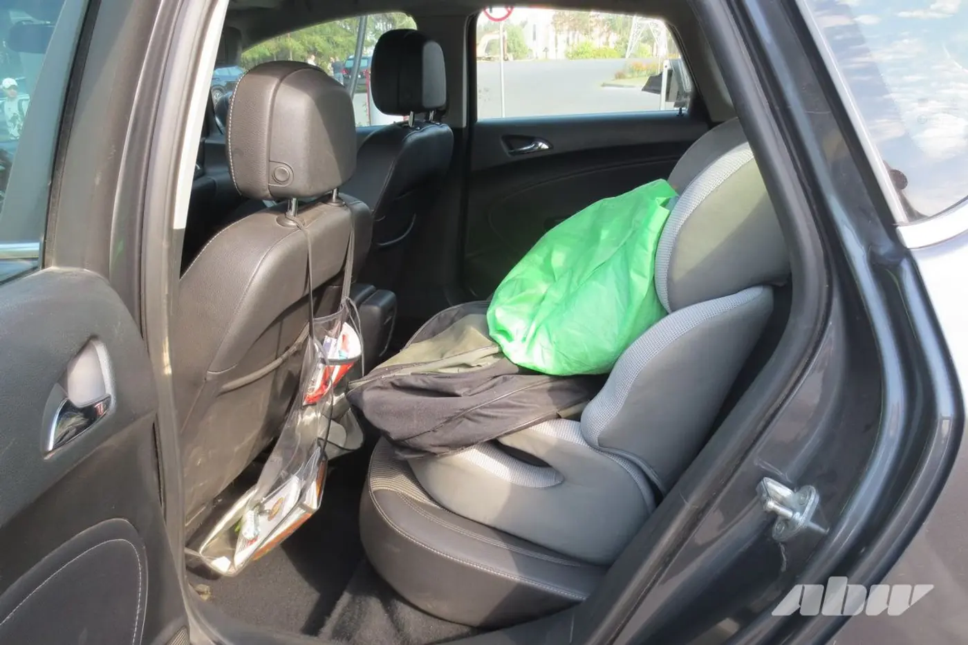 Opel_Astra_задний_ряд