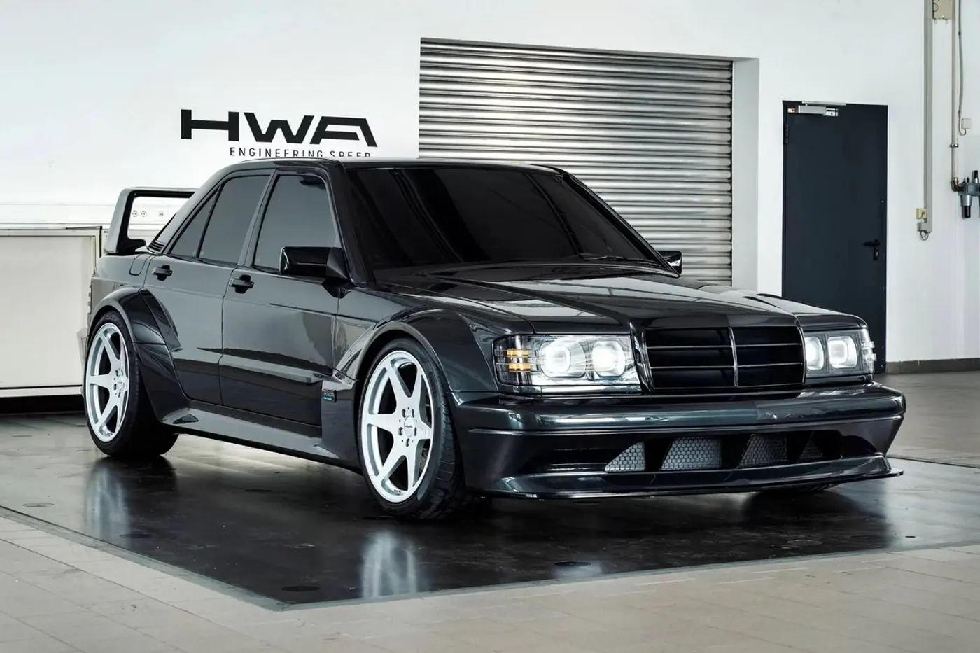 Evoлюция: знаменитый Mercedes 190E 2.5-16 Evo II вернулся в виде рестомода