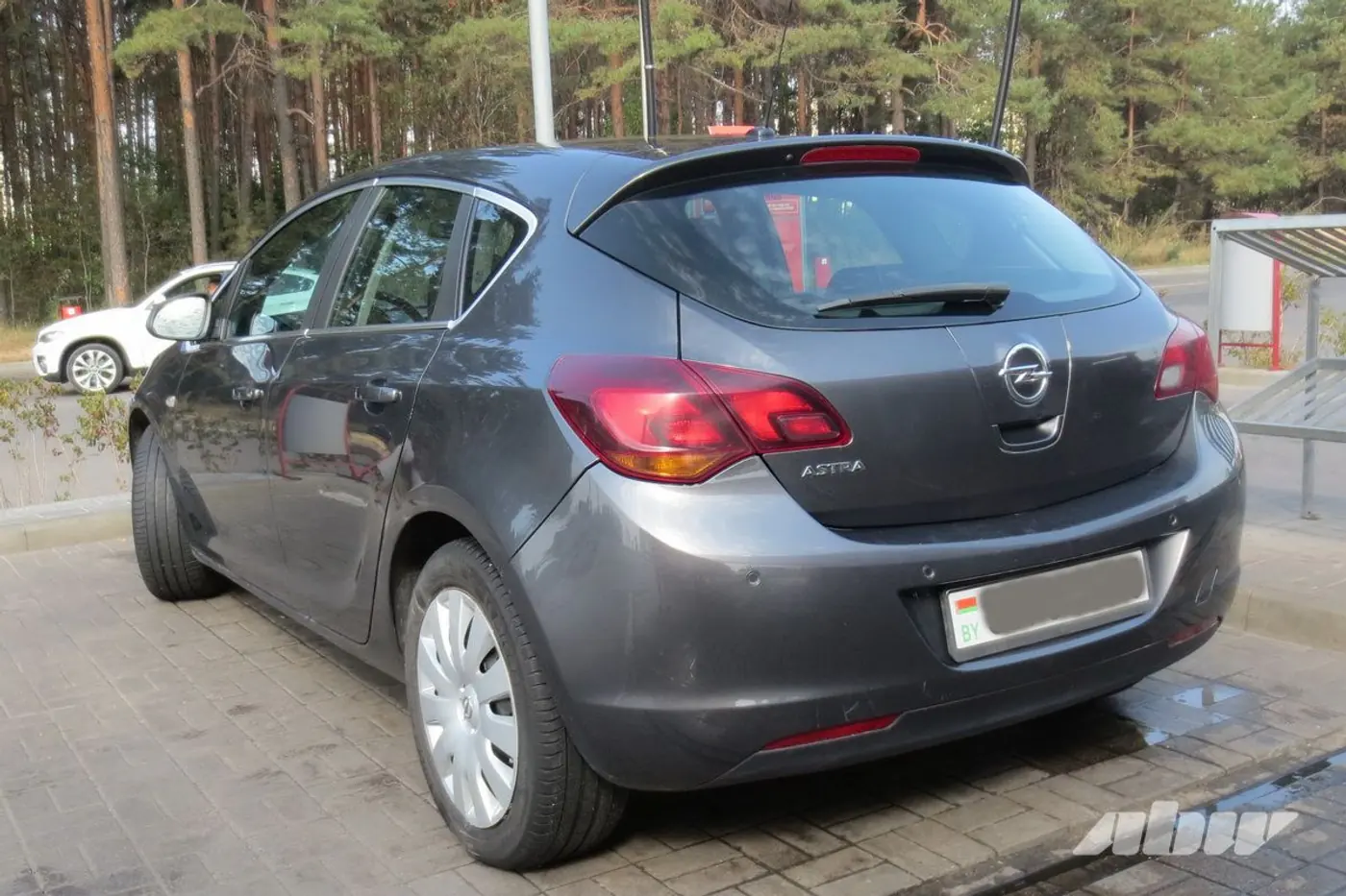 Opel_Astra_сзади_слева