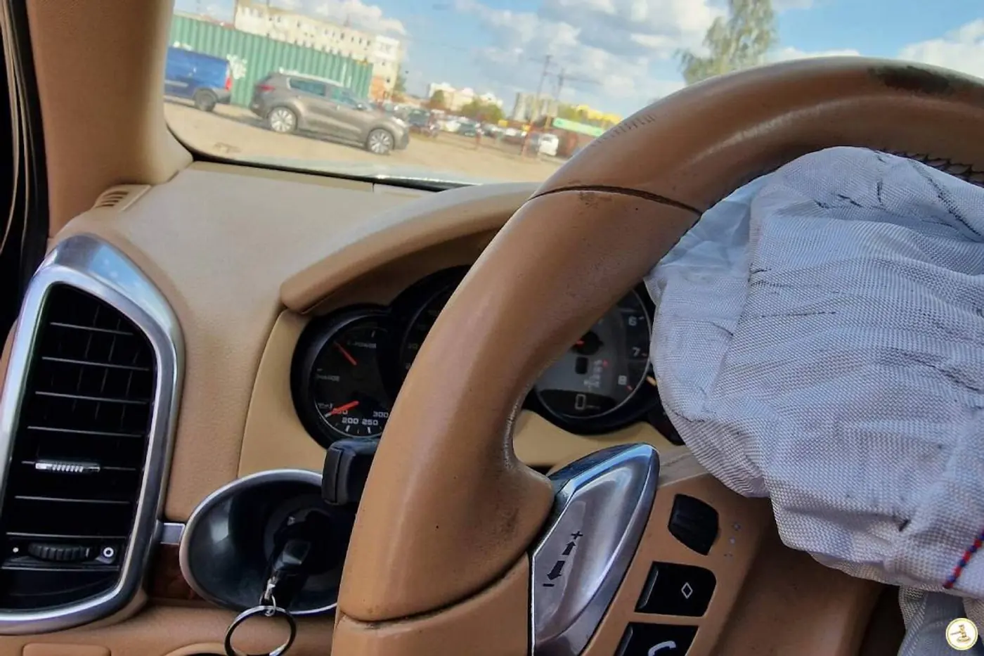 Разбитый Porsche Cayenne азартно торговался на аукционе в Минске – какая последняя ставка?