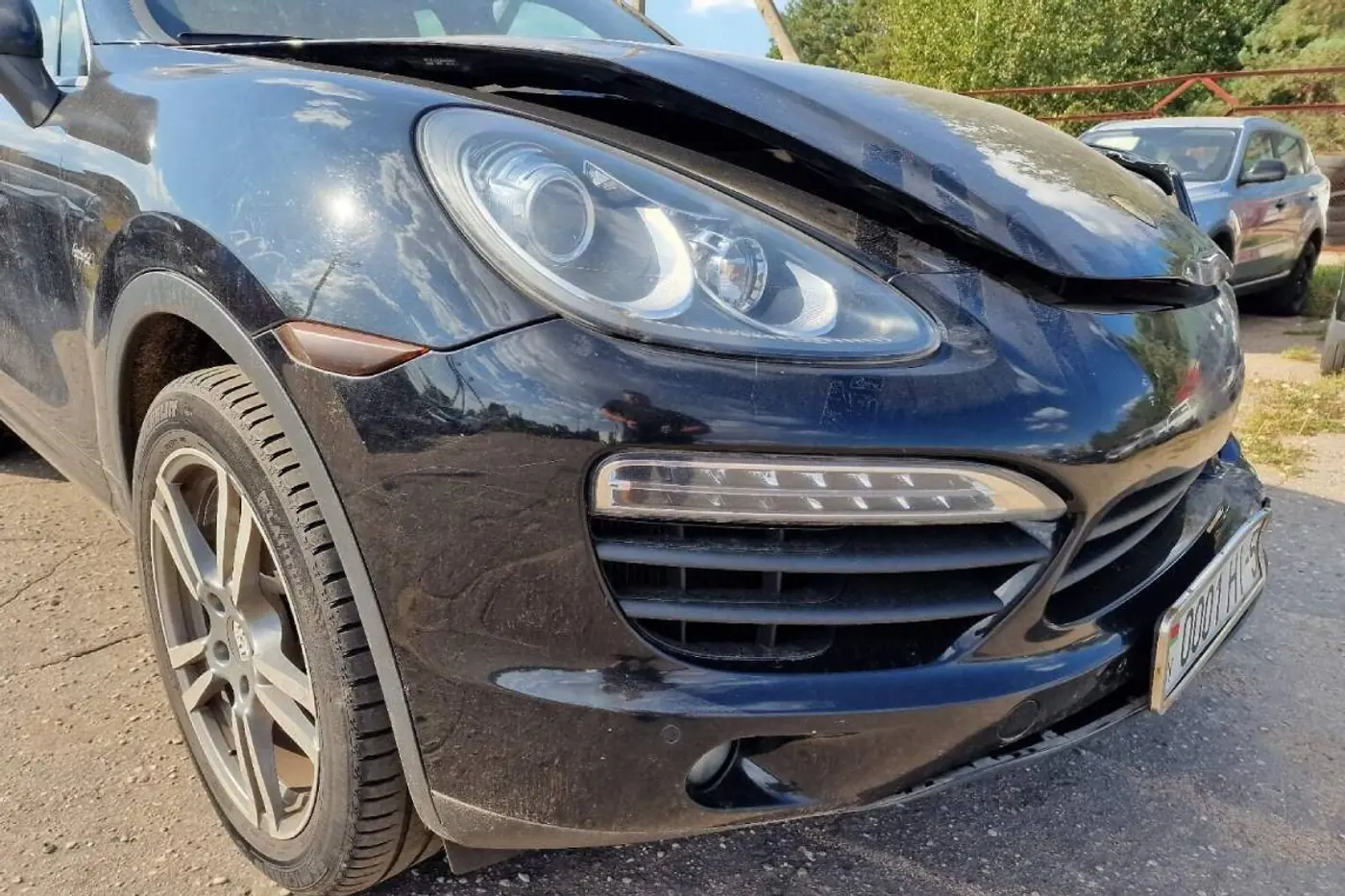 Разбитый Porsche Cayenne азартно торговался на аукционе в Минске – какая последняя ставка?