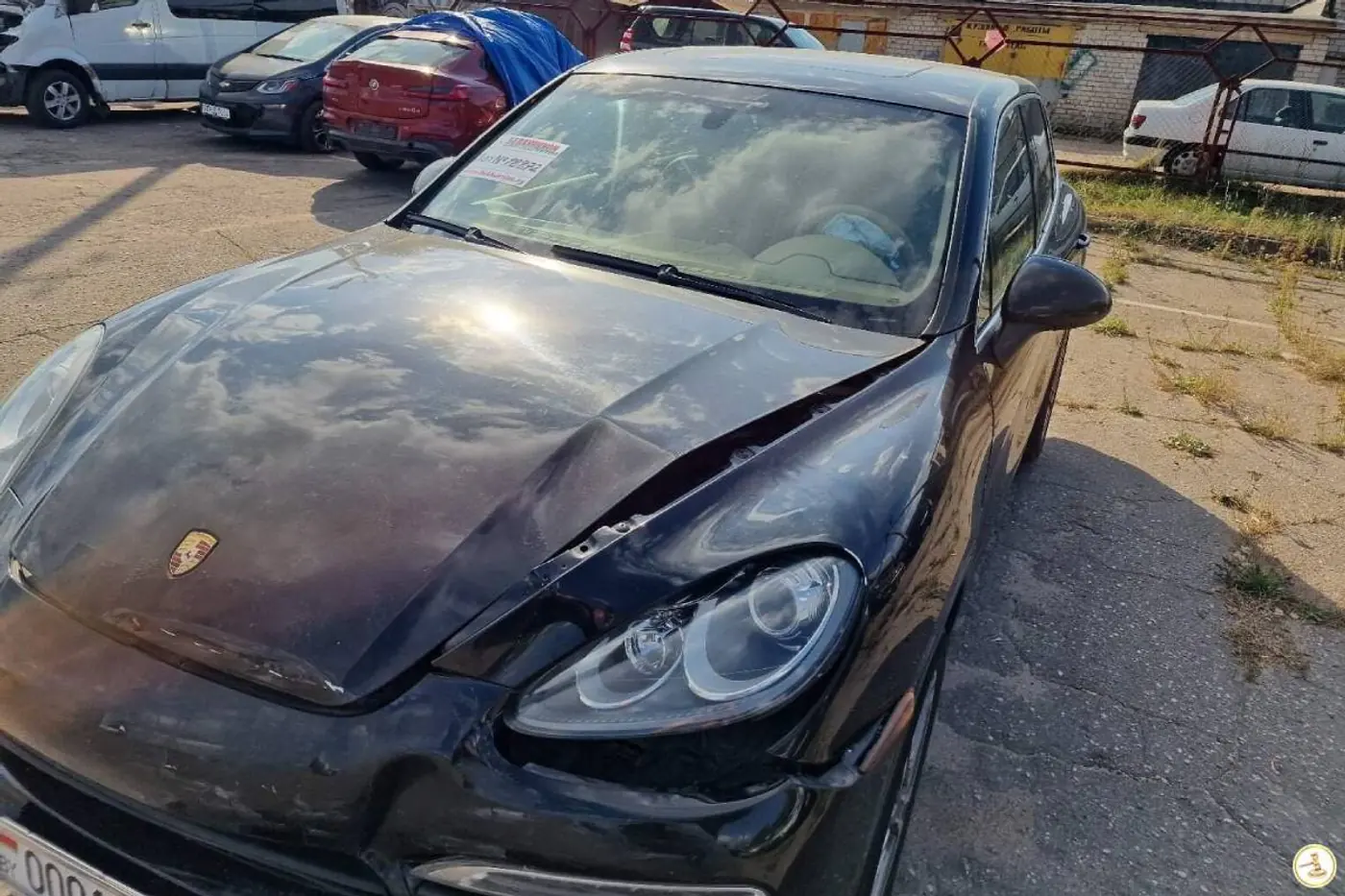 Разбитый Porsche Cayenne азартно торговался на аукционе в Минске – какая последняя ставка?