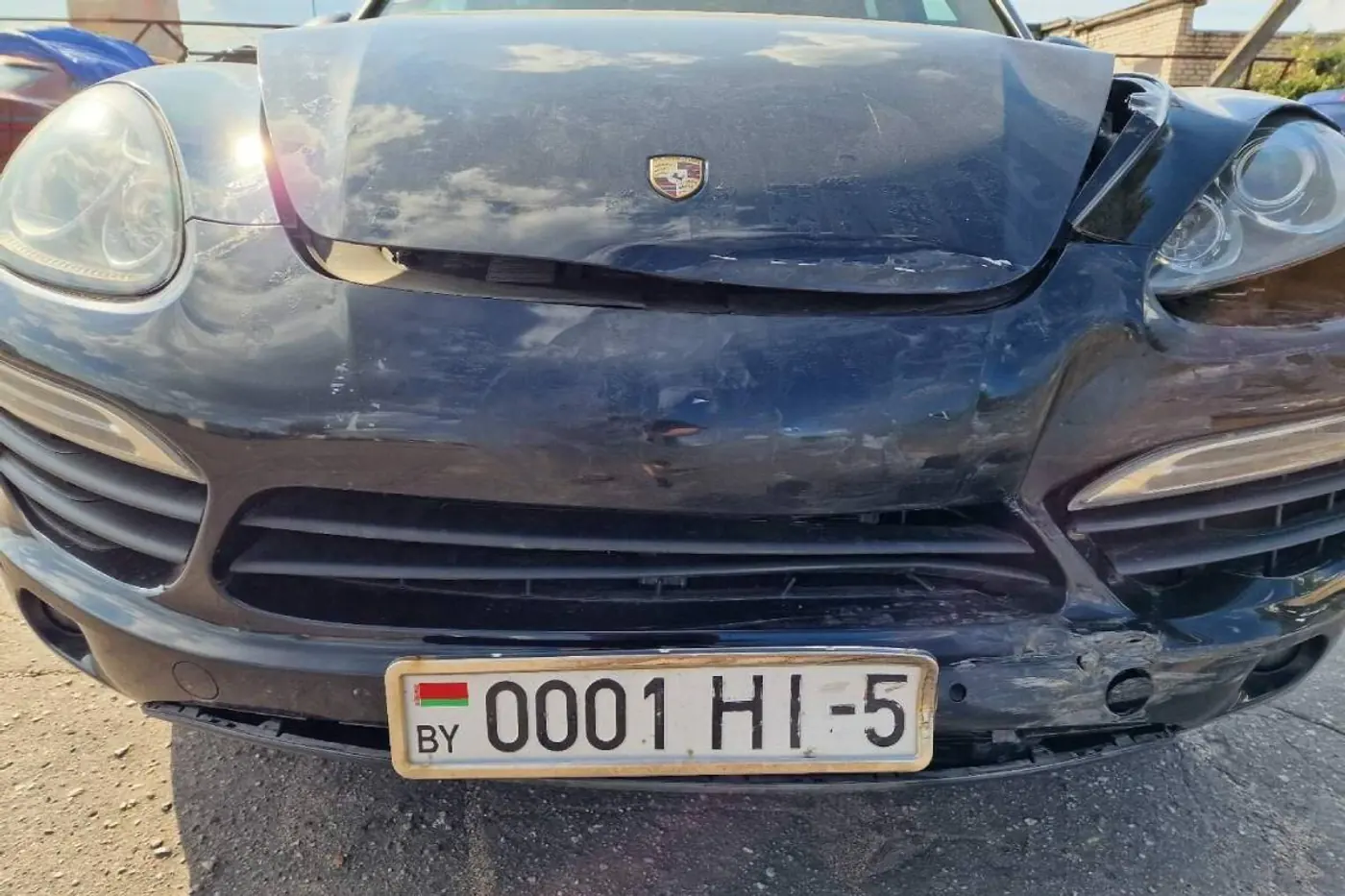 Разбитый Porsche Cayenne азартно торговался на аукционе в Минске – какая последняя ставка?