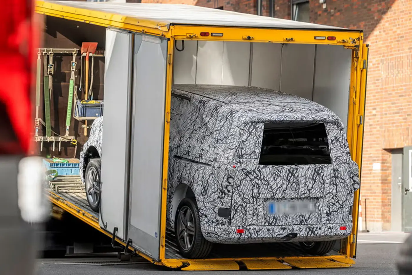 Меньше, чем eSprinter: Mercedes готовит новый электрофургон