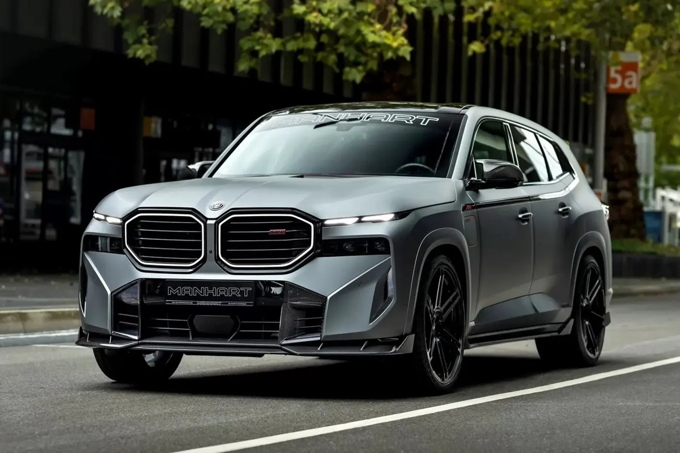 Кроссовер BMW XM основательно подзарядился в ателье Manhart