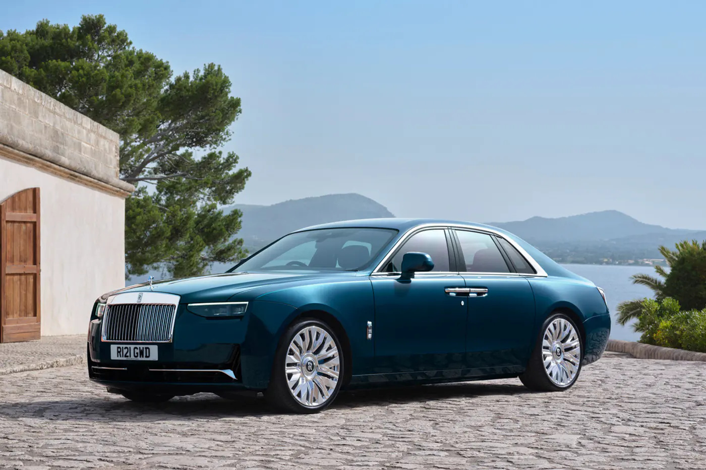 «Привидение» с обновками: Rolls-Royce представила седан Ghost Series II