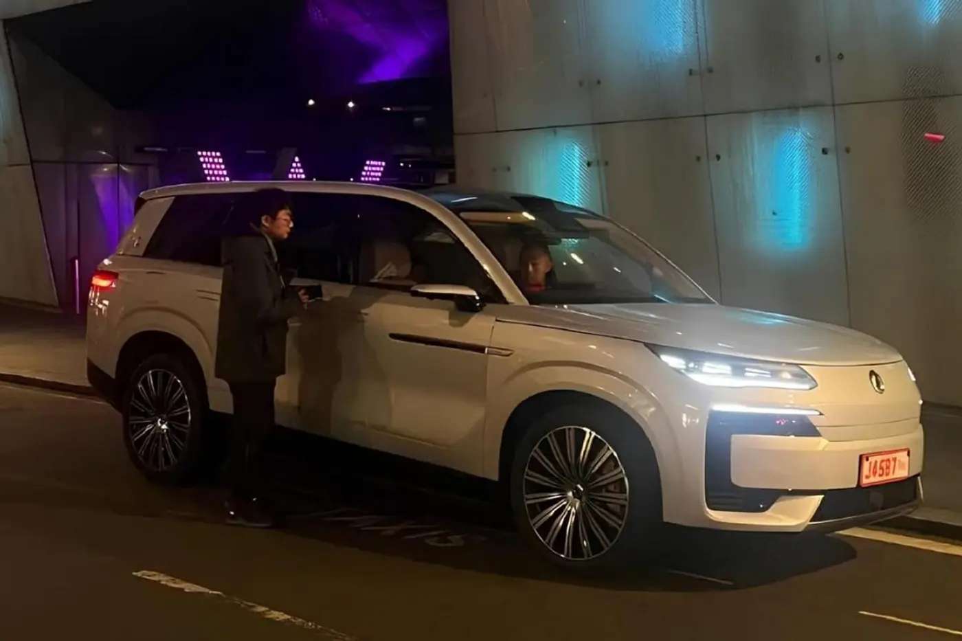 BYD показала флагманский кроссовер Denza N9 без камуфляжа