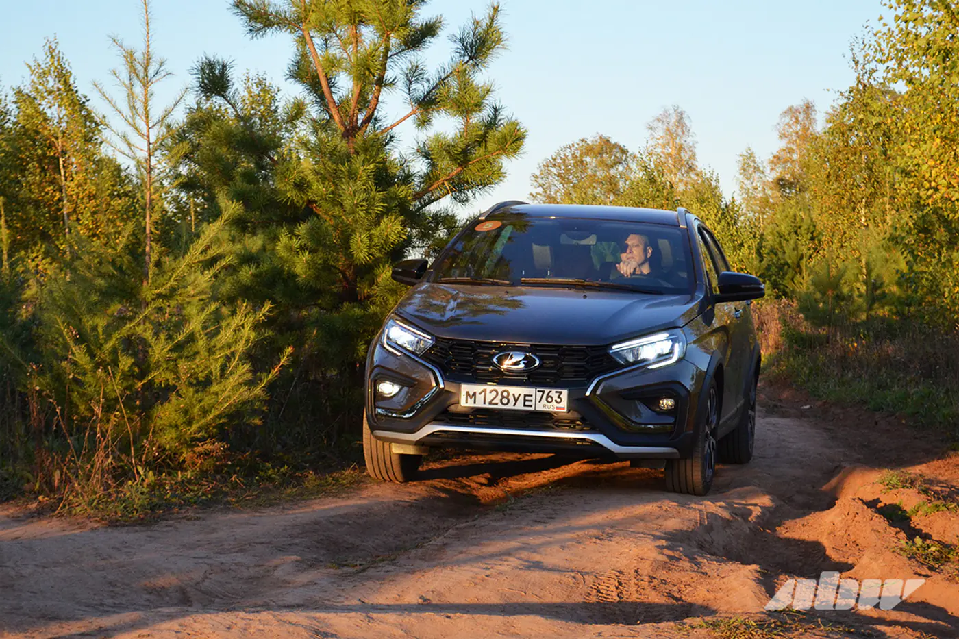 Lada Vesta SW Cross на дороге