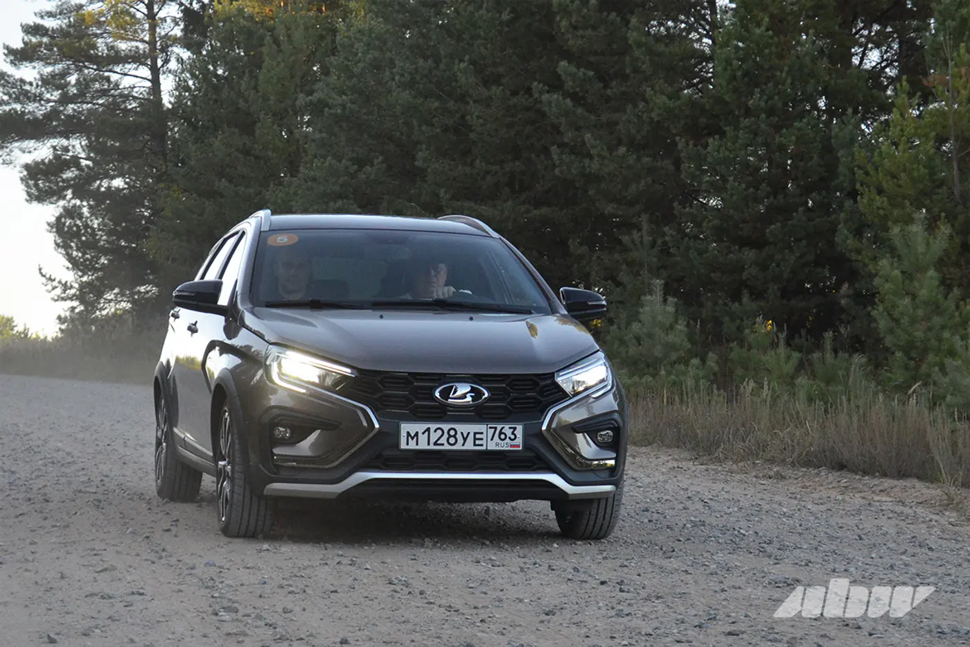 Lada Vesta SW Cross на гравийной дороге