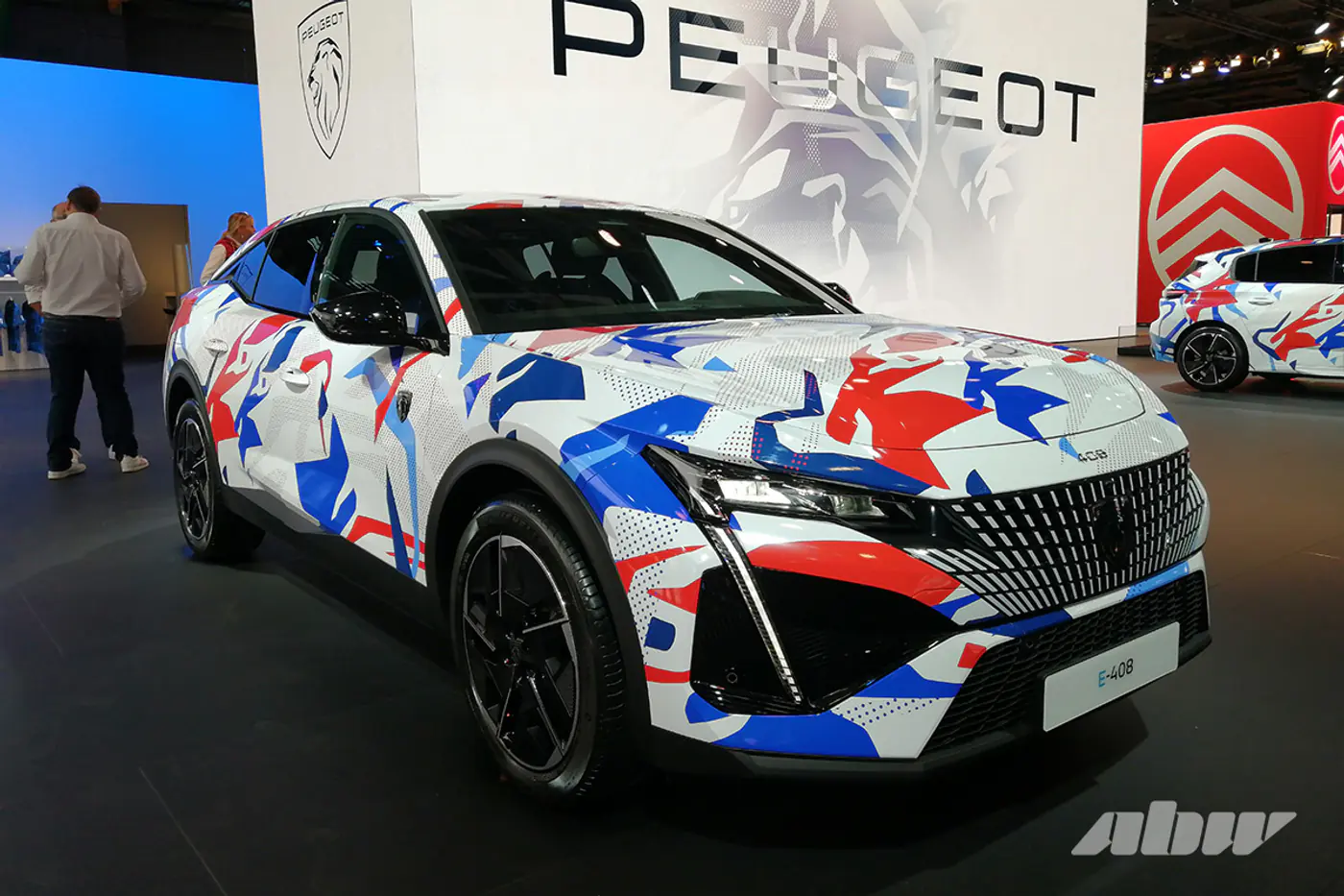 В Париже представлен электрический кросс-лифтбек Peugeot E-408