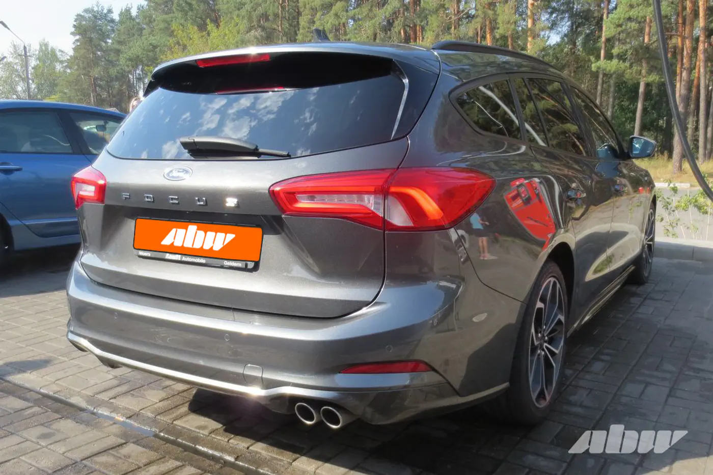 Ford_Focus_сзади_справа