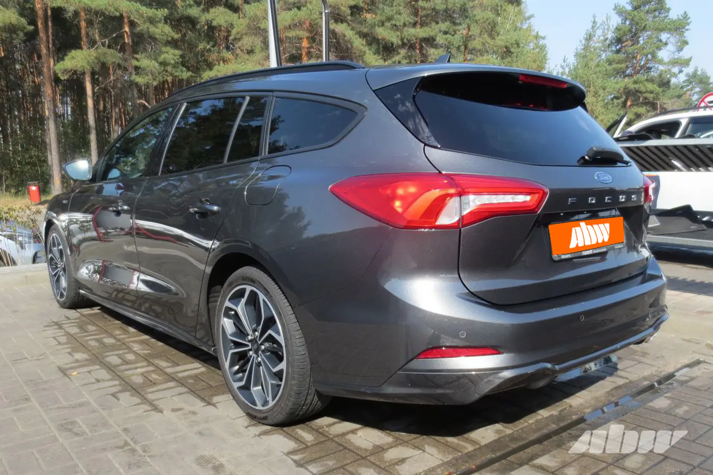 Ford_Focus_сзади_слева