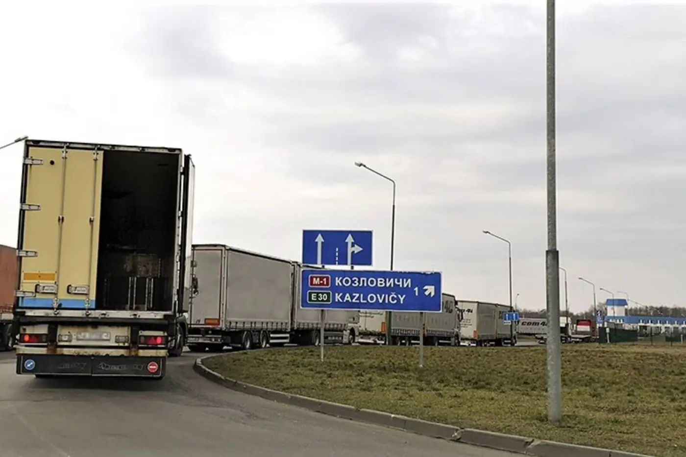 С трассы М1 на подъезде к «Козловичам» уберут очередь фур