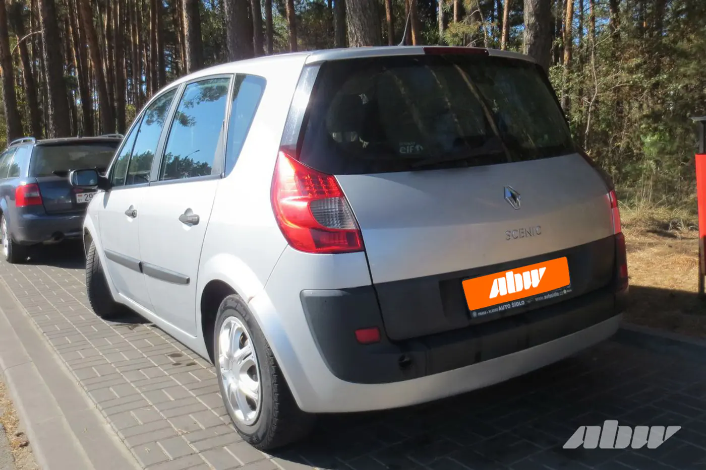 Renault_Scenic_сзади_слева