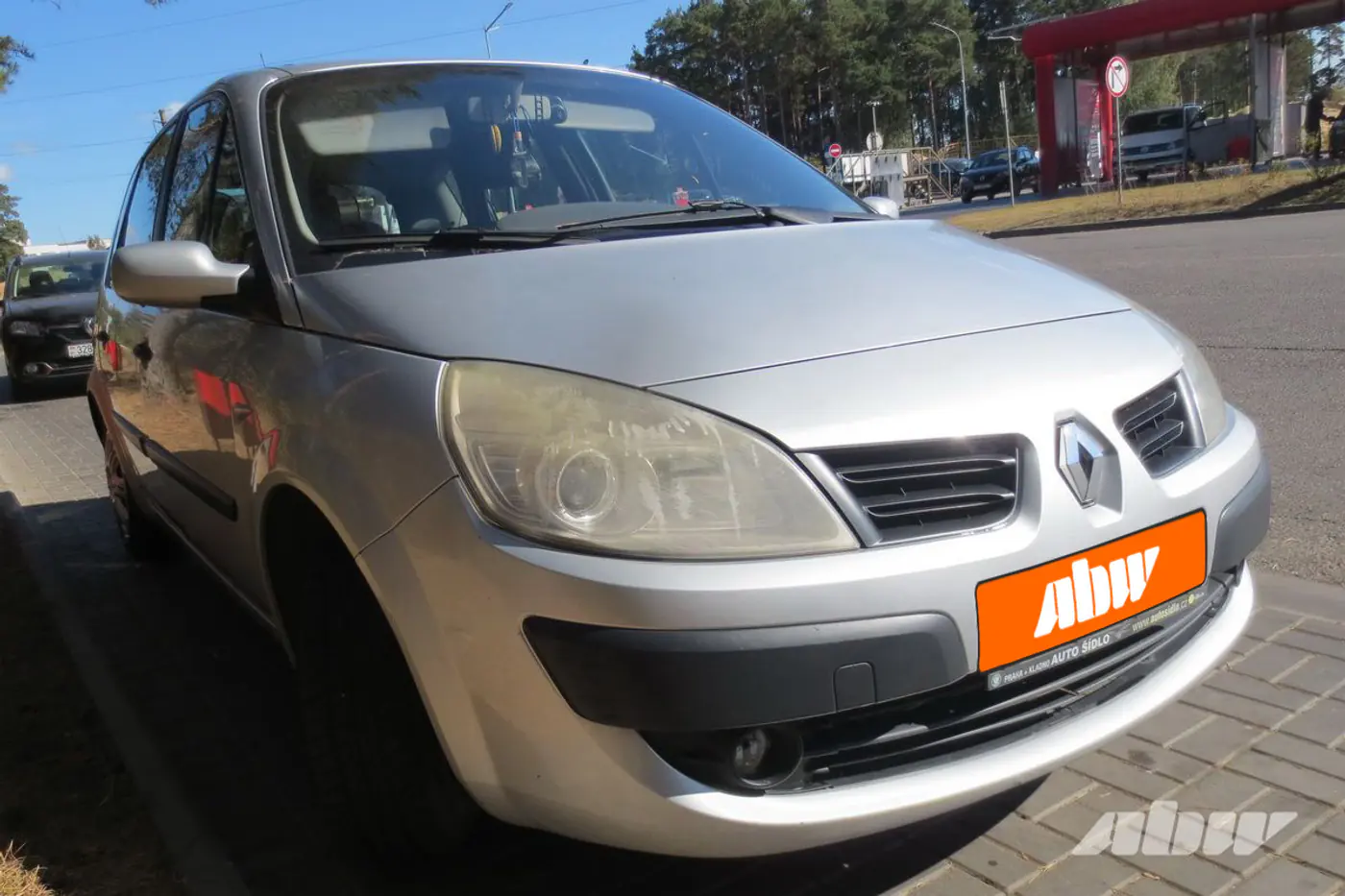 Renault_Scenic_спереди_справа