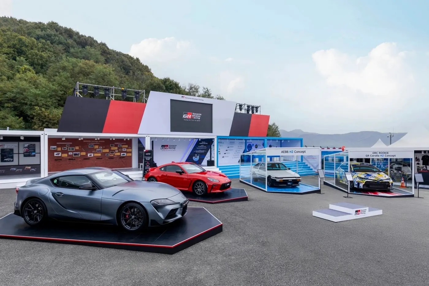Hyundai и Toyota забыли о конкуренции на фестивале спорткаров