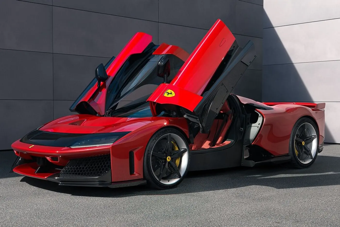 Самая мощная дорожная Ferrari: знакомимся с флагманским гиперкаром F80