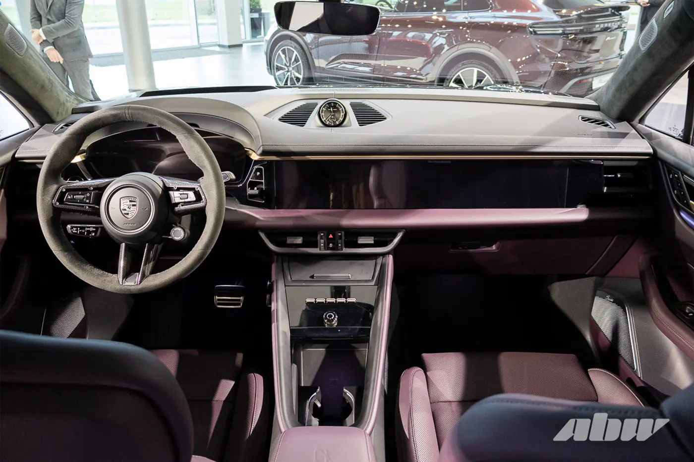 Электро и точка: в Минске представили новый Porsche Macan