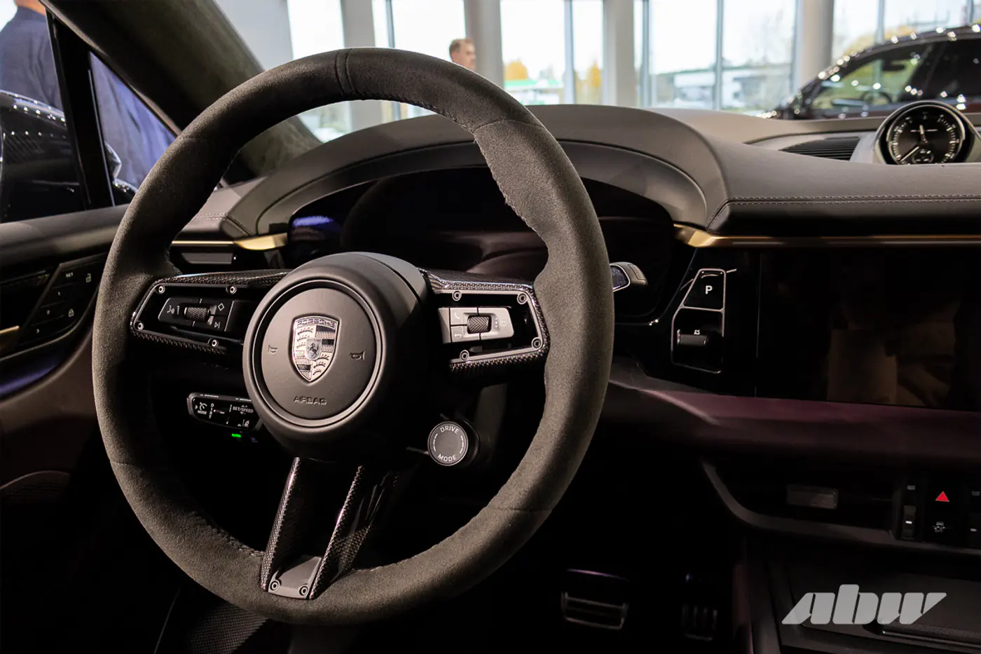 Электро и точка: в Минске представили новый Porsche Macan