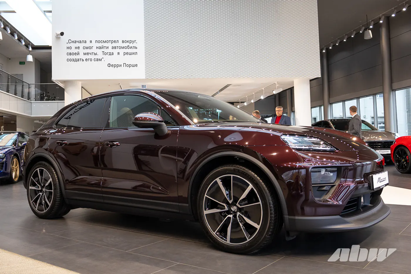 Электро и точка: в Минске представили новый Porsche Macan
