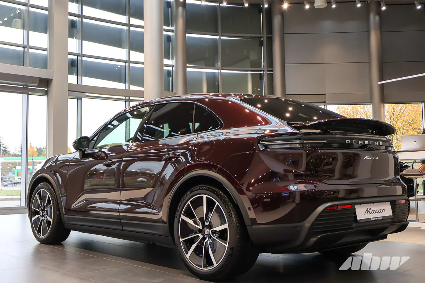 Электро и точка: в Минске представили новый Porsche Macan