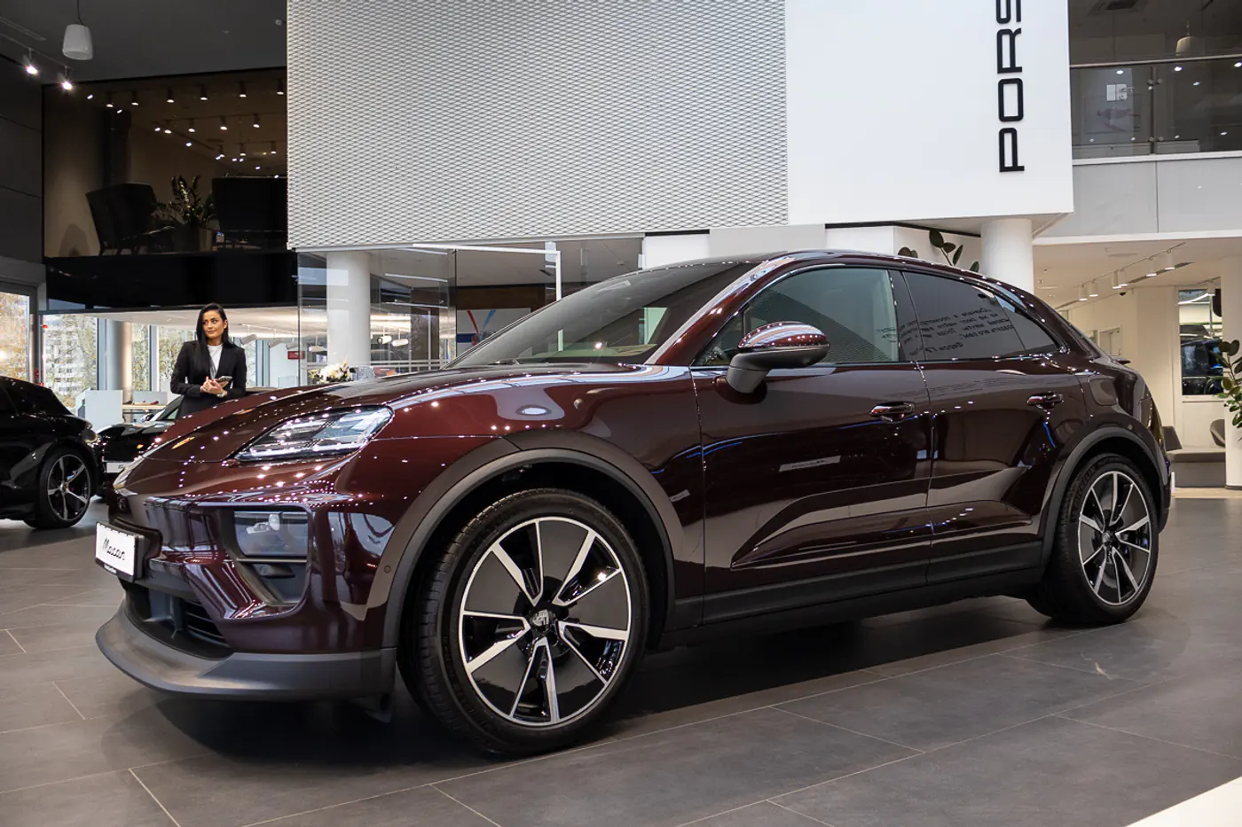Электро и точка: в Минске представили новый Porsche Macan