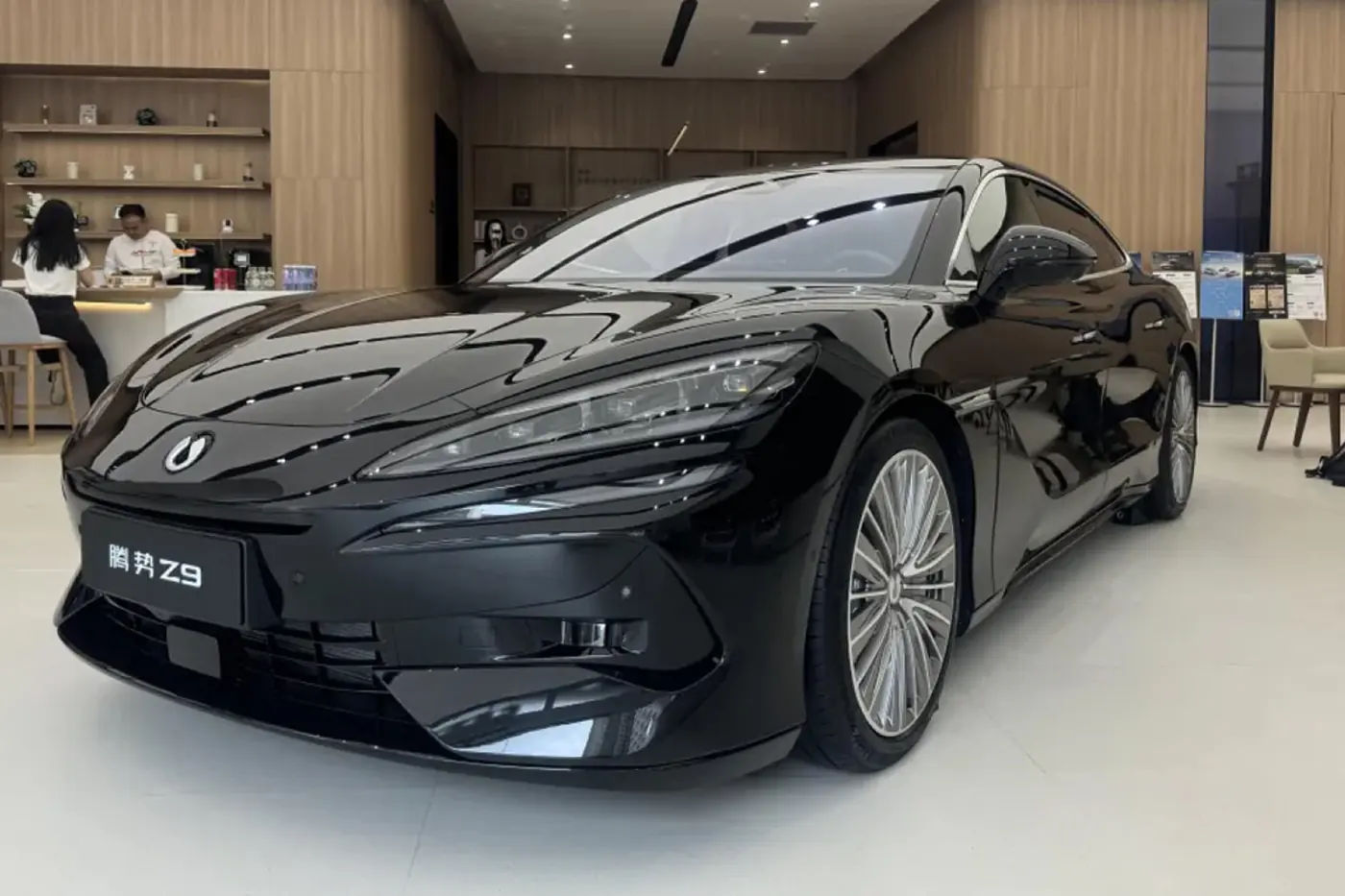 Седан Denza Z9 готовится к старту продаж в Китае