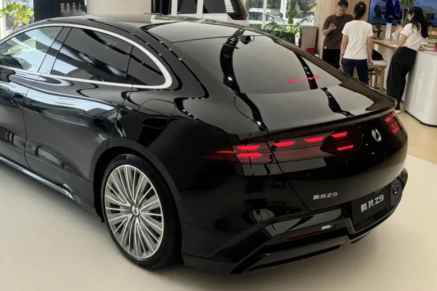 Седан Denza Z9 готовится к старту продаж в Китае