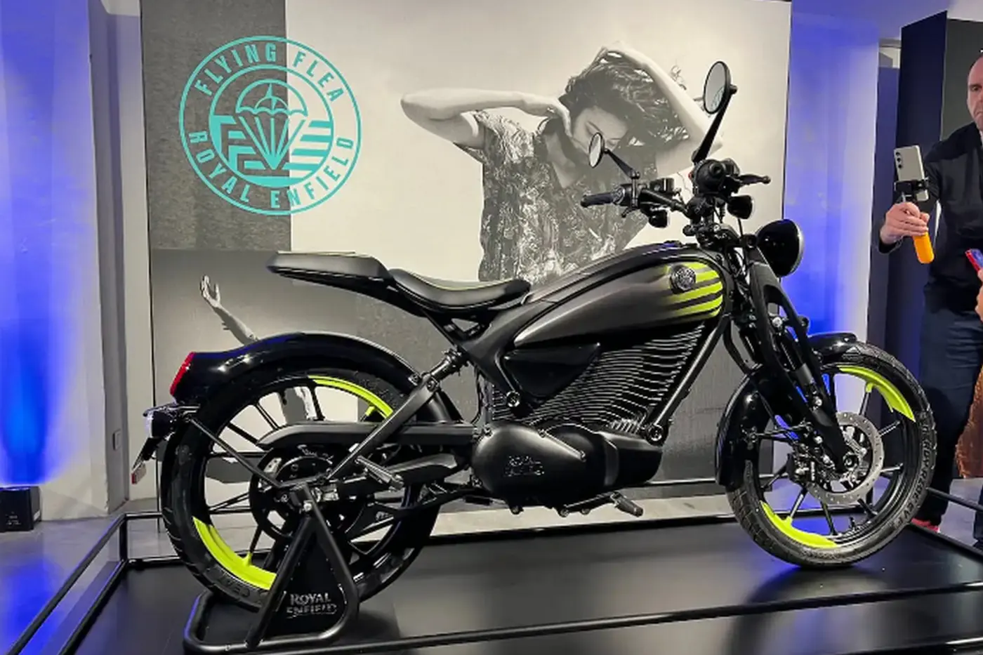 На Миланском мотосалоне Royal Enfield показала две модели Flying Flea с электромотором
