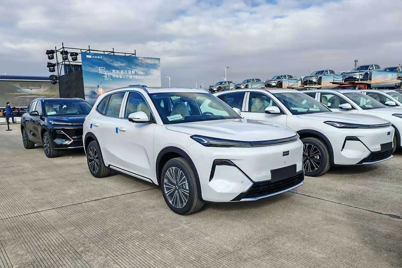 Первые модели Geely Galaxy Starship 7 сошли с конвейера в Китае
