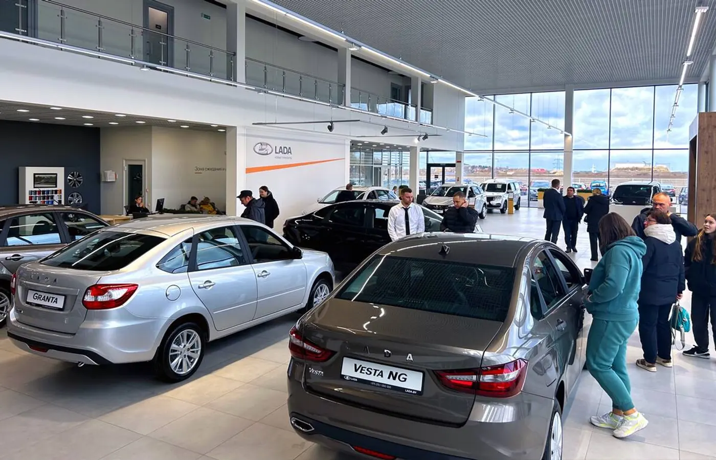 В салонах LADA не протолкнуться, менеджеры работают без выходных. Таких цен люди не видели давно