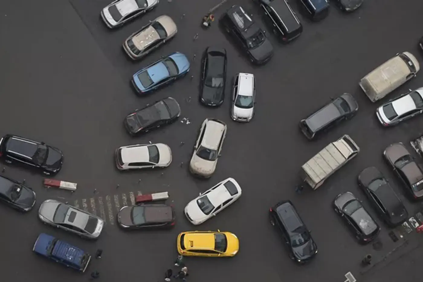 Москвичи на BMW и Mercedes чаще других паркуются не по правилам