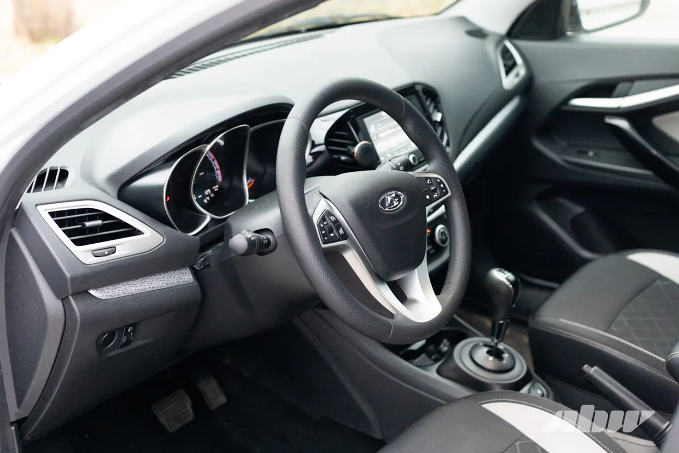 «Мы приехали «просто посмотреть»: история покупки почти новой Lada Vesta SW Cross