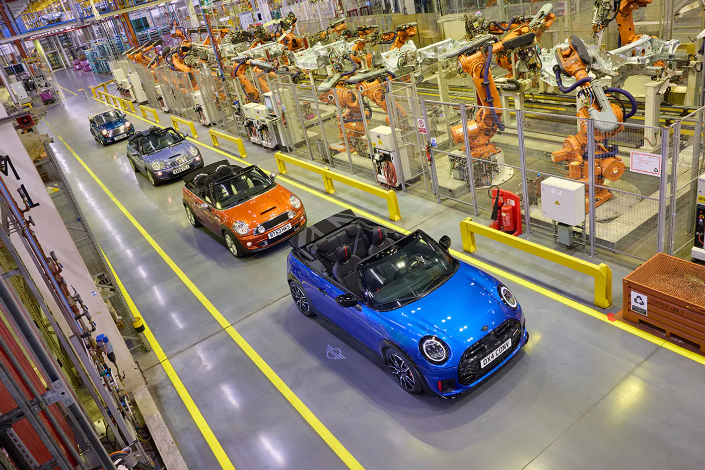 Кабриолет MINI Cooper вернулся на родину: с конвейера сошли первые авто