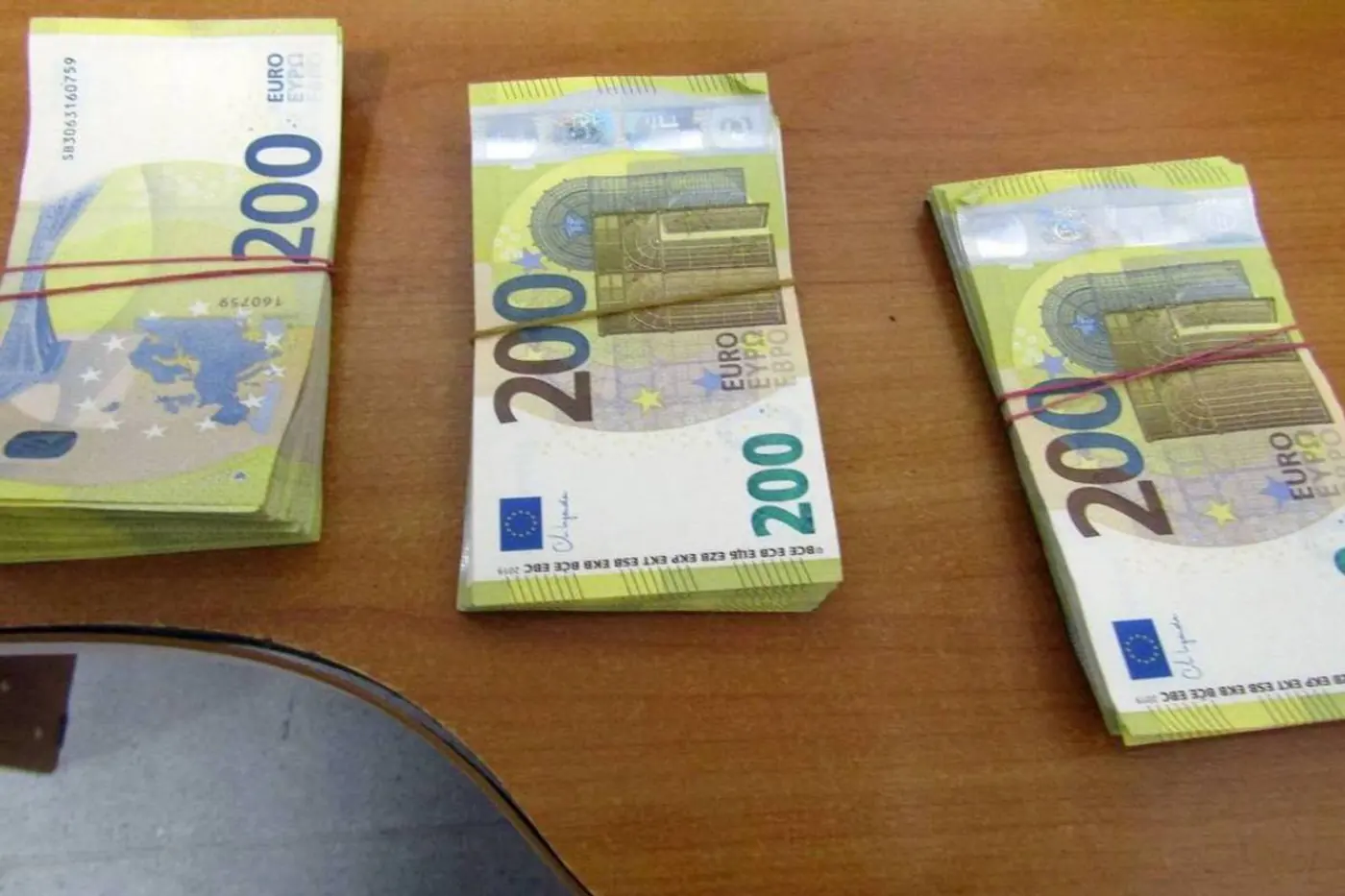 Пассажир попалась на границе с контрабандой $42 000 – почти все нашли под одеждой