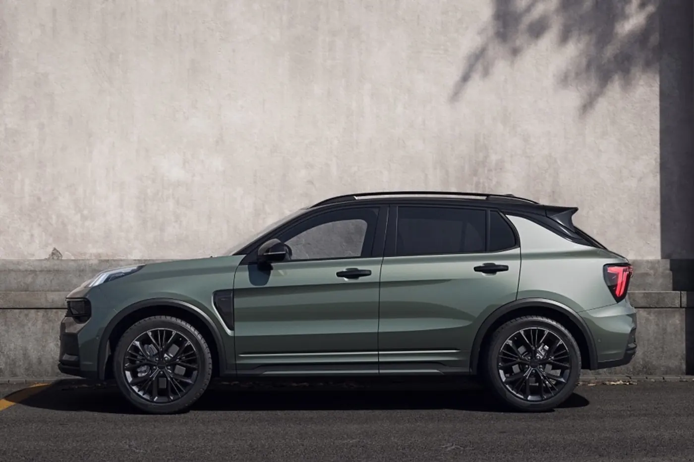 Lynk & Co назвала стоимость обновленного кроссовера 01 в Европе