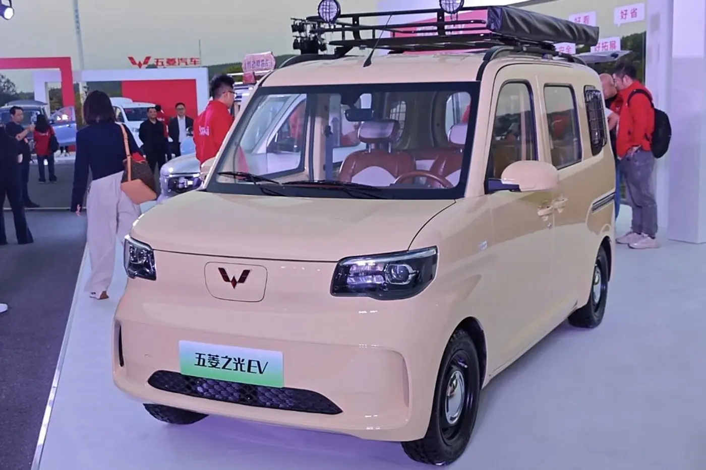В Китае показали недорогой электрический минивэн под маркой Wuling