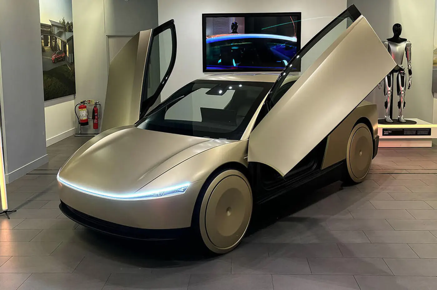 Tesla Cybercab заметили в одном из торговых центров Лондона