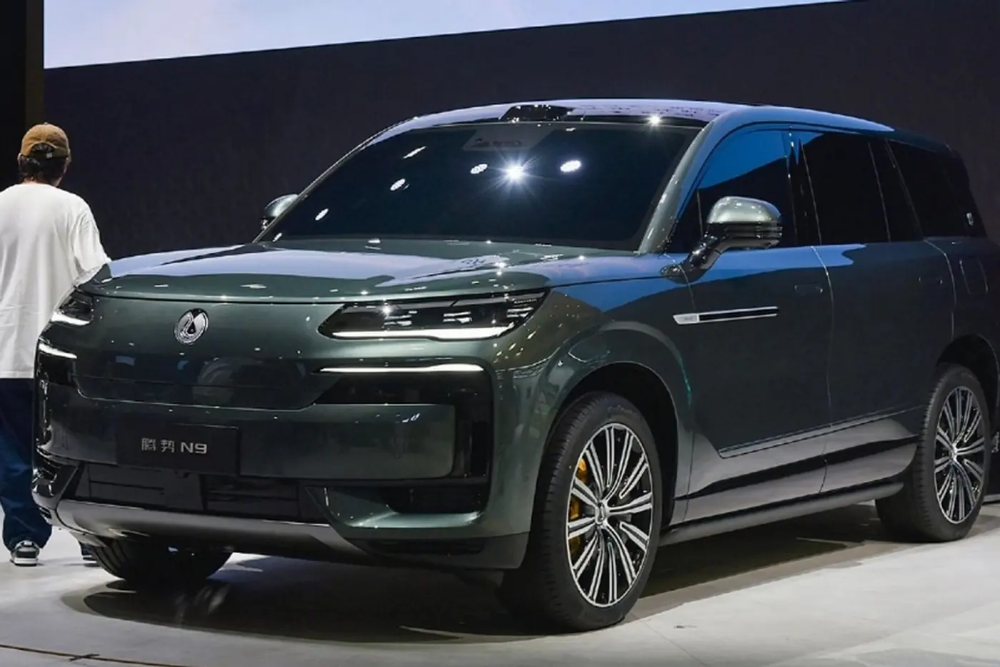 BYD раскрыла детали интерьера флагманского кроссовера Denza N9