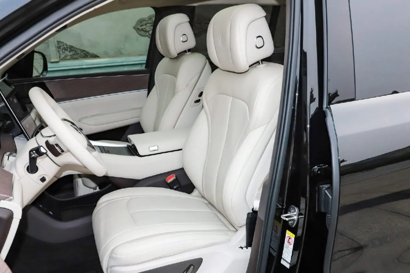 BYD раскрыла детали интерьера флагманского кроссовера Denza N9