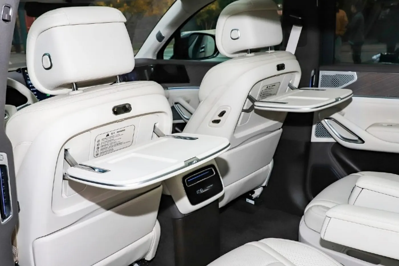 BYD раскрыла детали интерьера флагманского кроссовера Denza N9