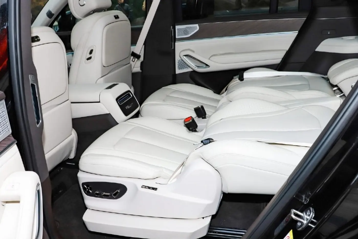 BYD раскрыла детали интерьера флагманского кроссовера Denza N9