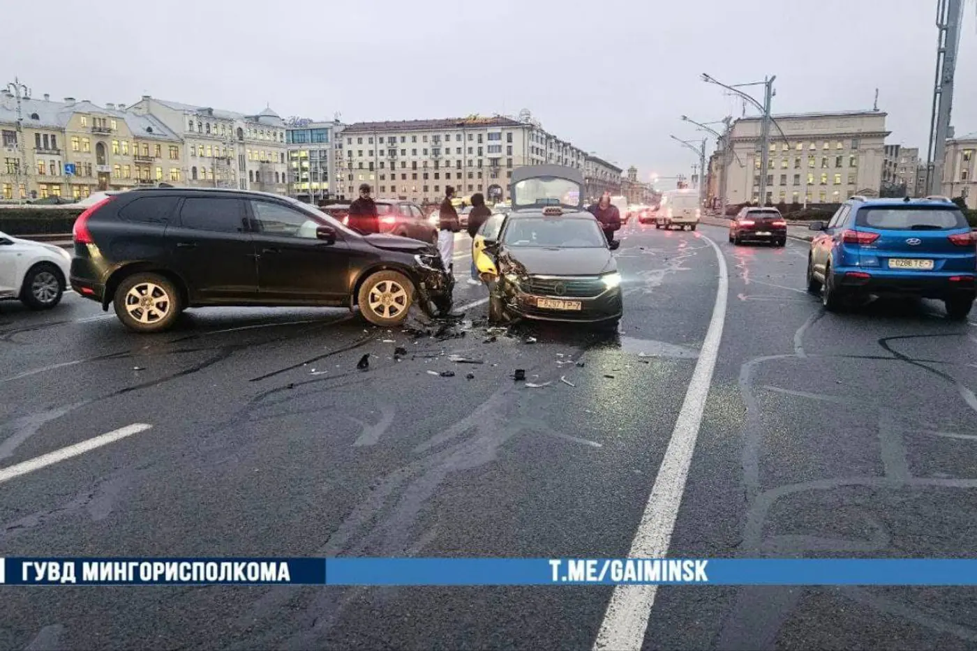 В центре Минска водитель такси устроил аварию с тремя автомобилями