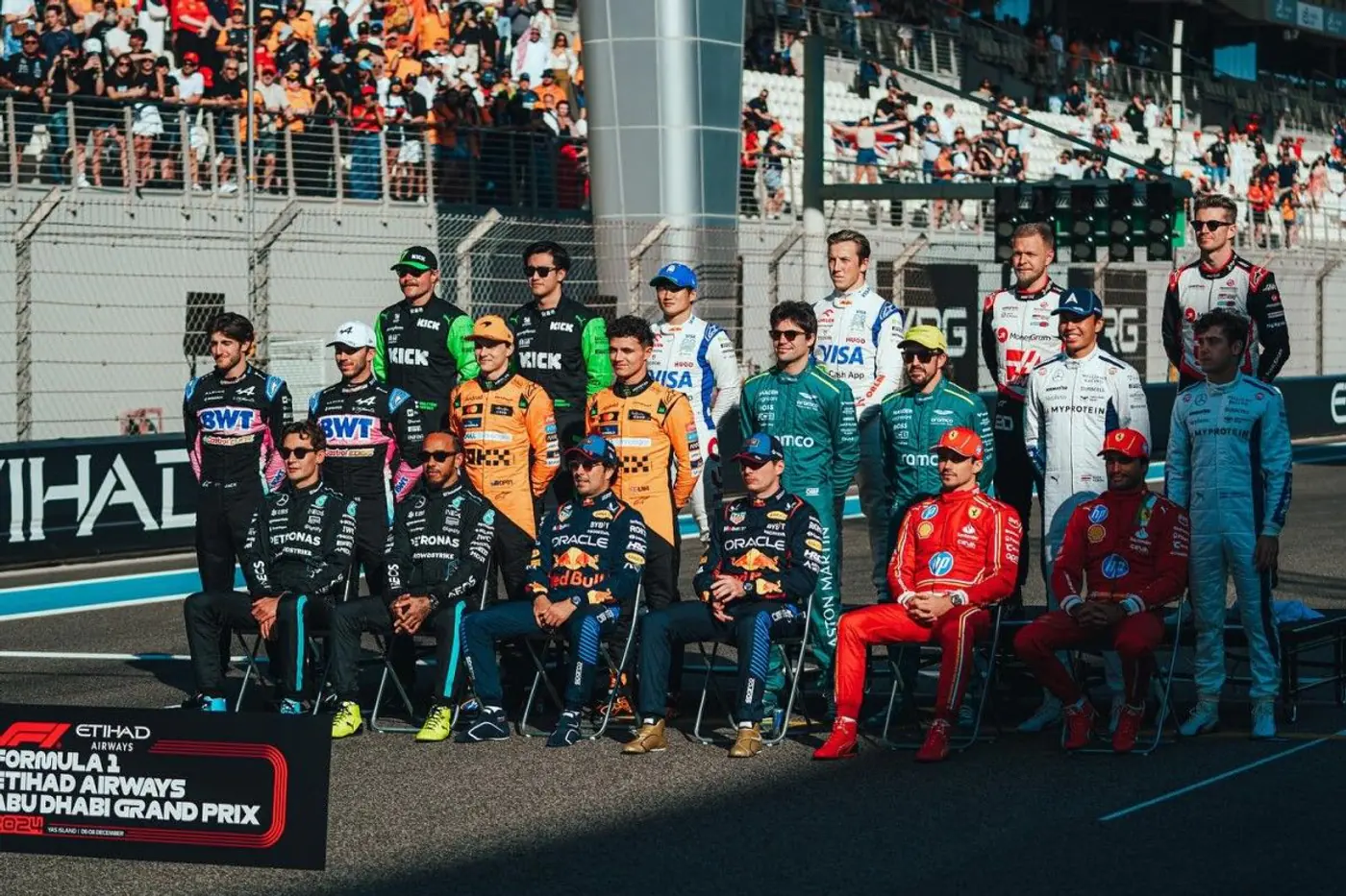 Финальный аккорд в Абу-Даби: двойной подиум Ferrari, но кубок у McLaren