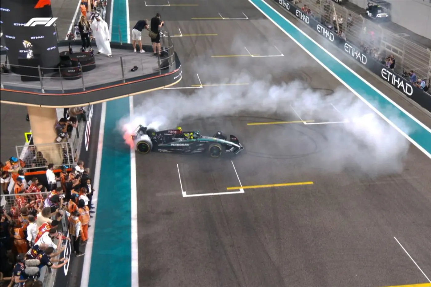 Финальный аккорд в Абу-Даби: двойной подиум Ferrari, но кубок у McLaren
