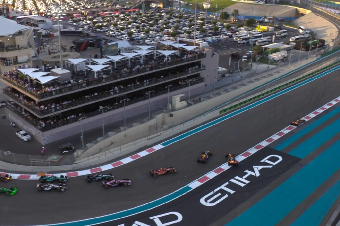 Финальный аккорд в Абу-Даби: двойной подиум Ferrari, но кубок у McLaren