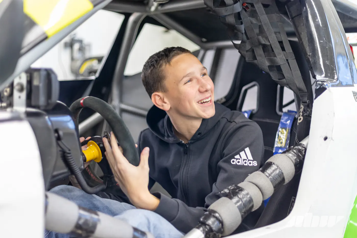 Он в свои 15 лет гоняется со взрослыми и опережает их: история Артема из Минска