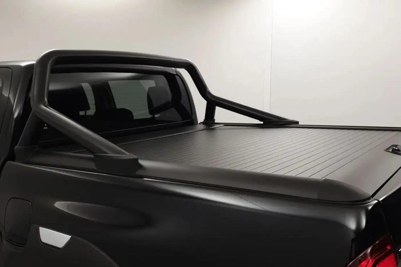 Toyota обновила пикап Hilux – он стал дизельным гибридом