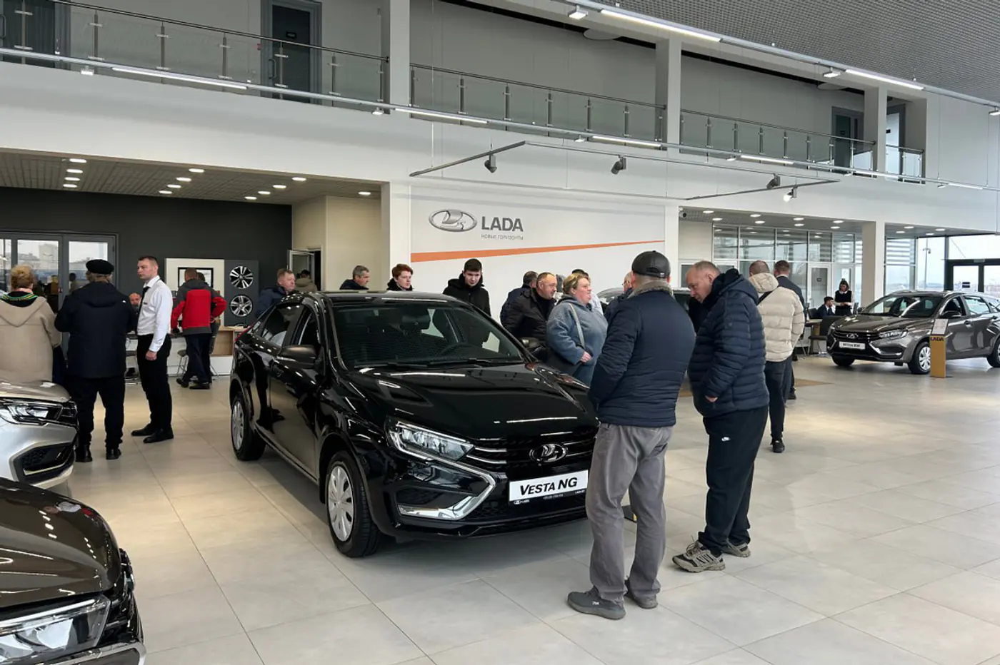 Цены на LADA рухнули, автоцентры в шоке от спроса: с утра – толпа людей