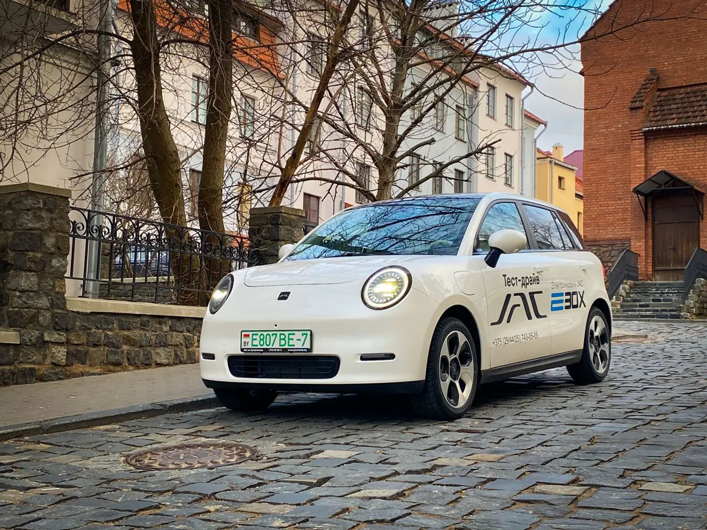 Модно, стильно, молодежно! Тест-драйв электромобиля JAC E30X